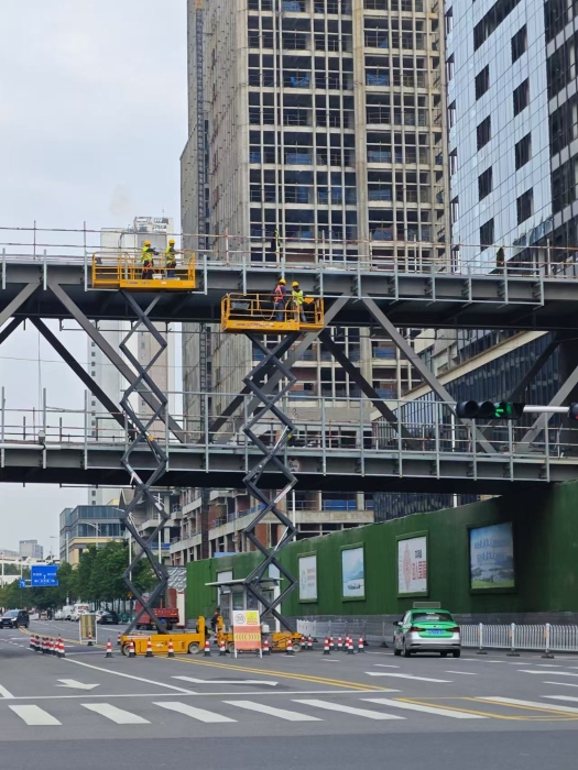 小巧身手大作為！徐工剪叉車助力市政橋梁煥新顏