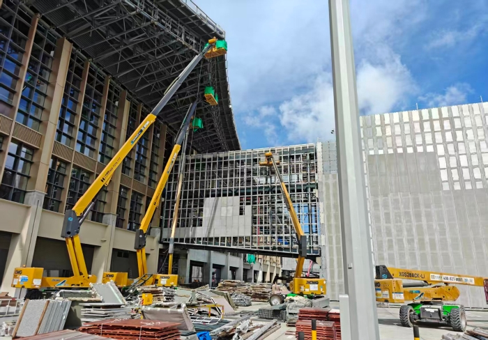 聯(lián)合作戰(zhàn)！徐工鋰電高機編隊亮相三亞機場