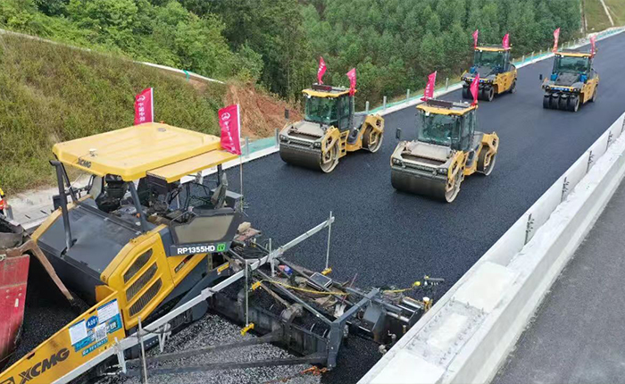 廣西首現(xiàn)無(wú)人化攤鋪！蒼容高速智慧施工引關(guān)注