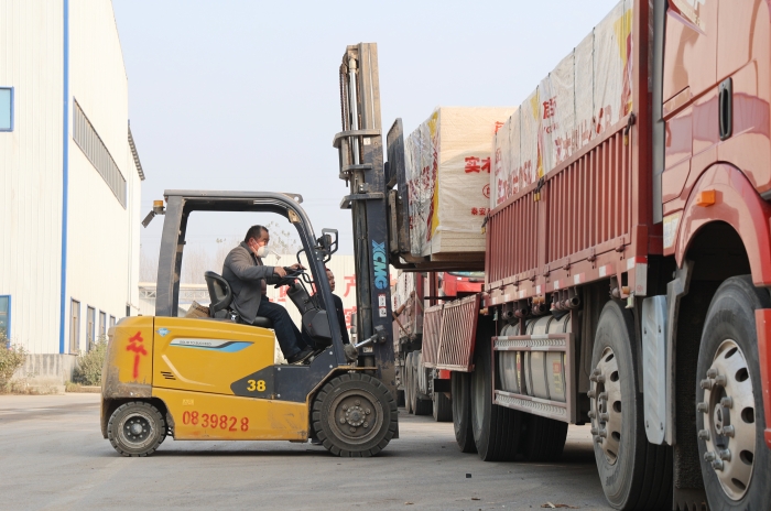 硬核實力賦能生產(chǎn)！徐工叉車批量進駐菏澤板材廠顯身手