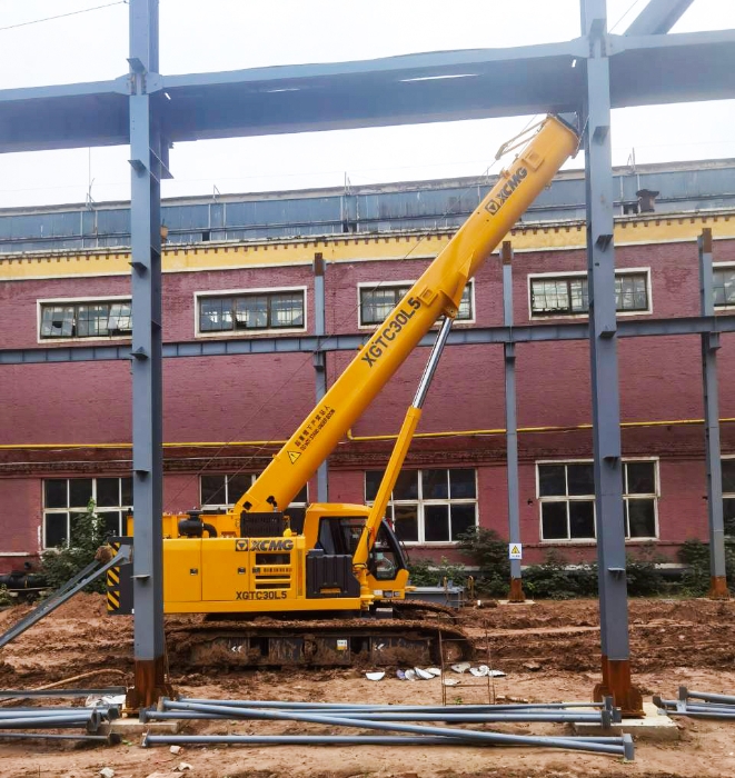 擎臂破泥濘，穩(wěn)力定乾坤！XGTC30L5攻堅(jiān)泥沼鋼結(jié)構(gòu)吊裝