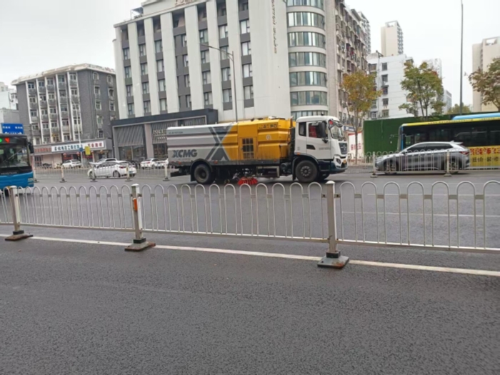 六年品質(zhì)見證硬核實(shí)力，徐工18噸洗掃車獲當(dāng)?shù)乜蛻酎c(diǎn)贊！