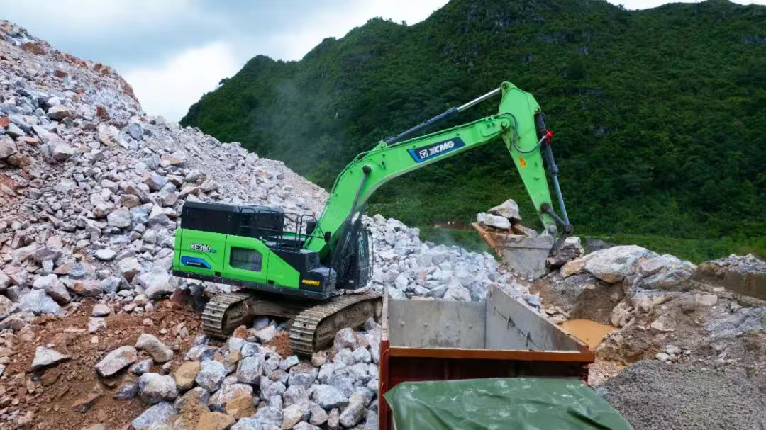 廣西“石料大戶”親測：徐工XE380EV電挖，年省六七成！