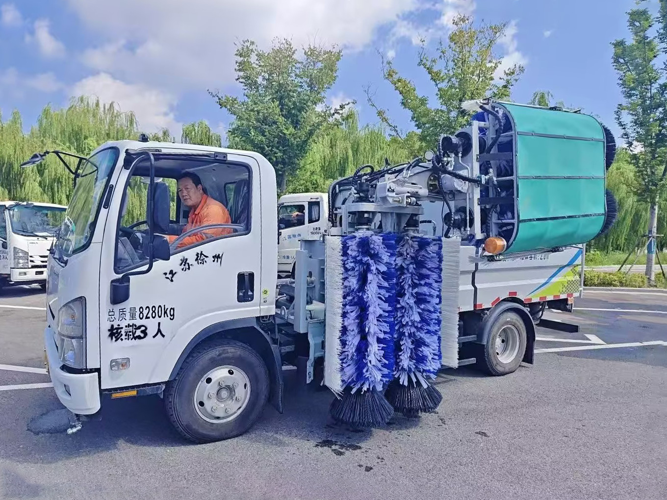 徐工護(hù)欄清洗車：智慧守護(hù)徐州經(jīng)開區(qū)的“城市美學(xué)”