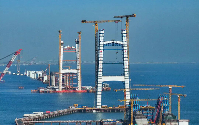 超級(jí)工程，徐工“雙塔”助力封頂！