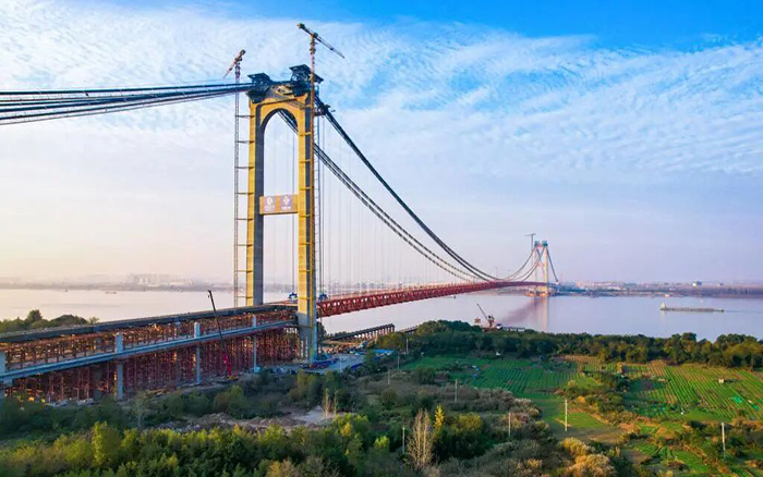 一橋飛架南北！徐工塔機(jī)助力世界級(jí)工程燕磯長江大橋順利合龍