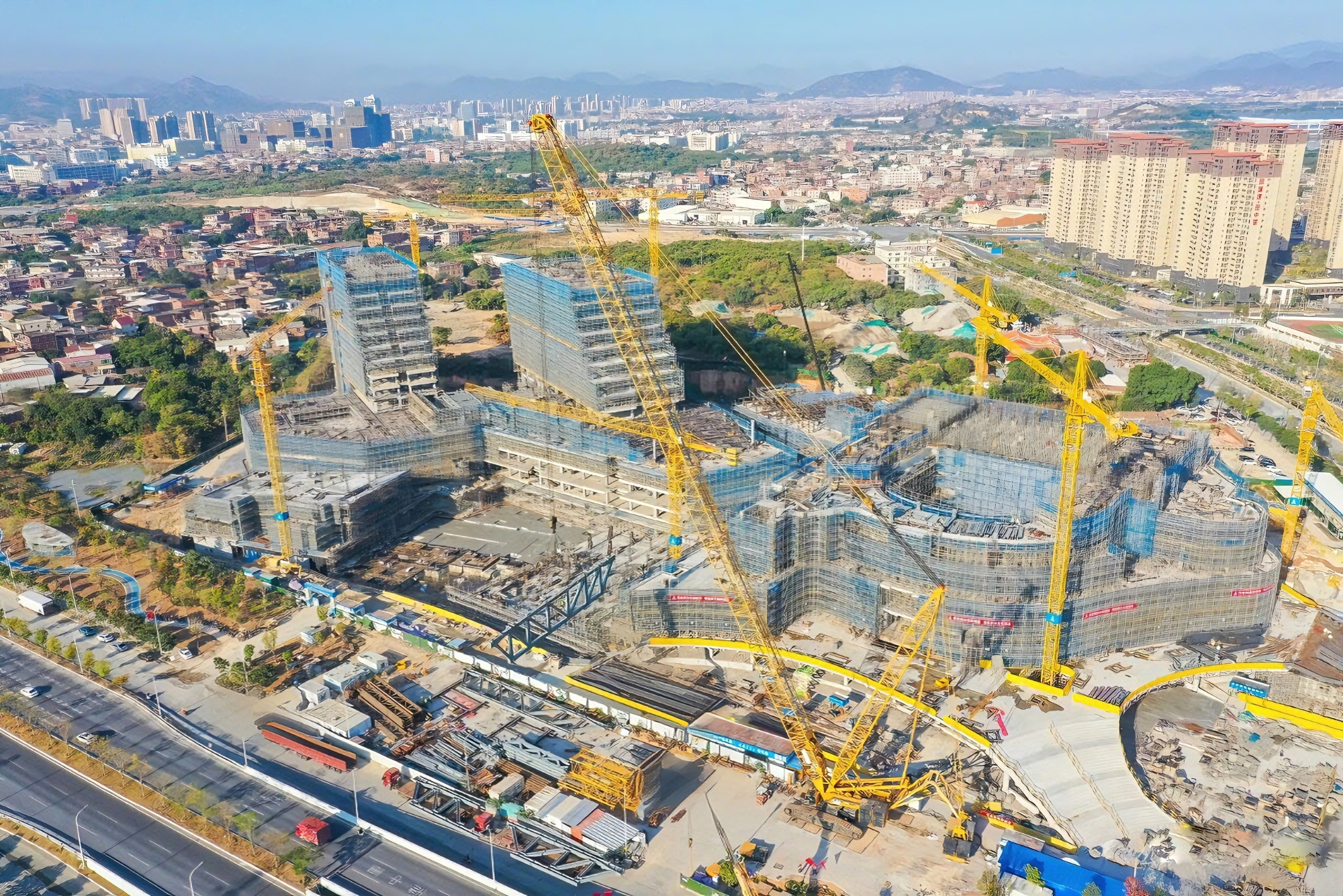 沒人敢接的 “燙手山芋”！三重考驗(yàn)下，這臺(tái)千噸級(jí)的表現(xiàn)太頂了