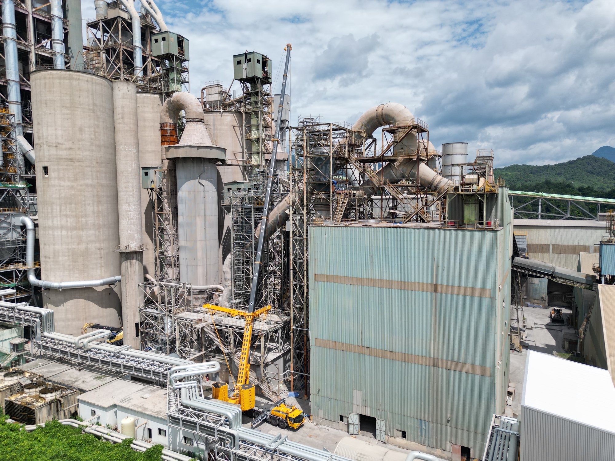 高效精準(zhǔn)，穩(wěn)如磐石——徐工XCA450_K全地面起重機(jī)助力現(xiàn)代水泥廠核心設(shè)備吊裝