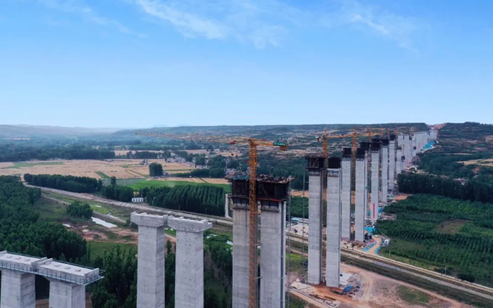 云端大片！看徐工“進(jìn)擊的巨人”如何“牽線搭橋” ？