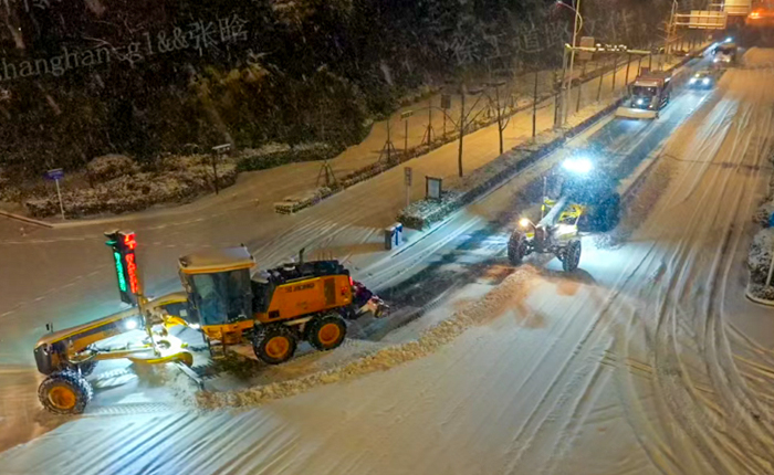 暴雪來襲！數(shù)十臺平地機集體出動，守護出行安全