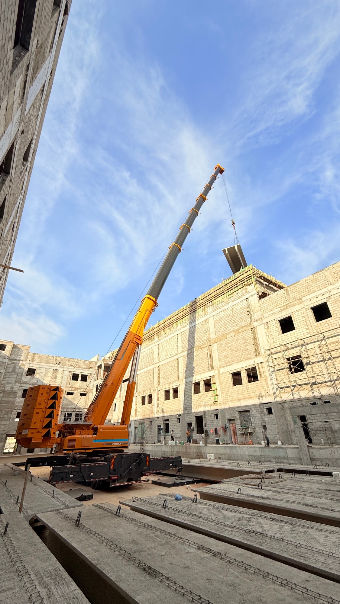 力擎千鈞，精準(zhǔn)入微：徐工XCA600L8_1起重機(jī)決勝沙特超高層吊裝