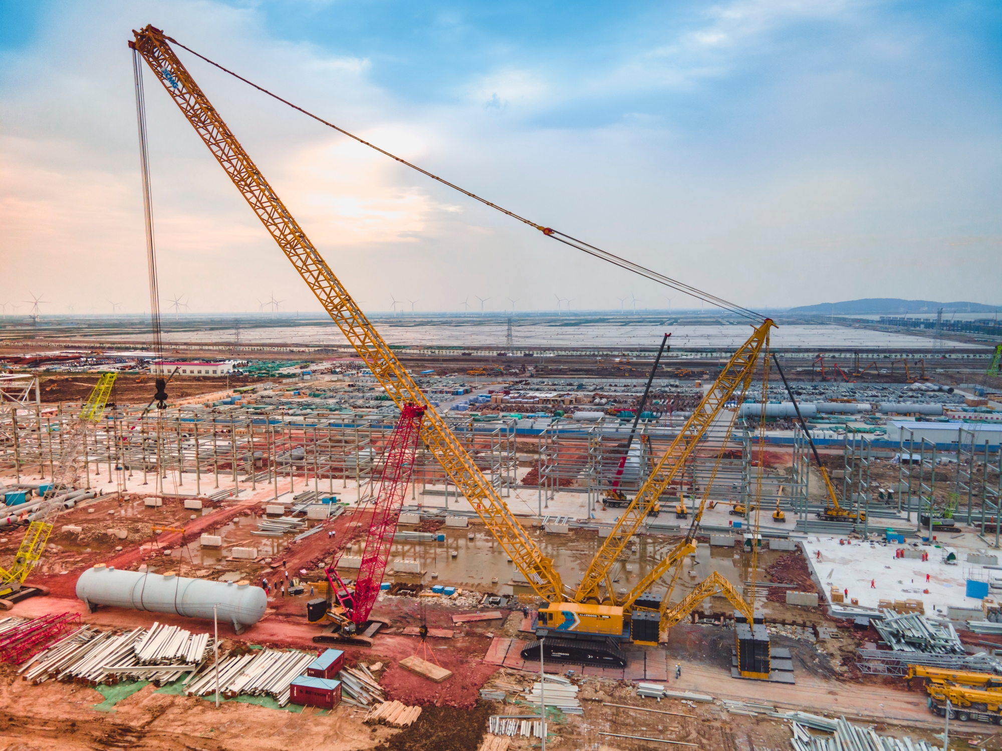 “巨艦”超新星！全球首臺徐工XLC26000閃耀海濱！