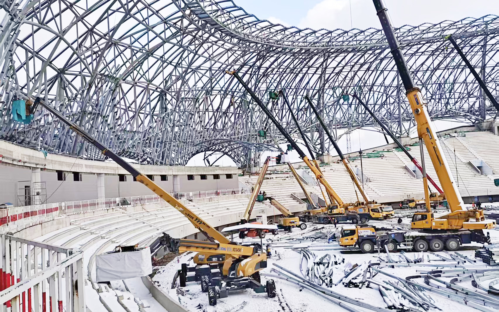 雪天不停工！16臺(tái)高米數(shù)直臂高空作業(yè)平臺(tái)硬核攻堅(jiān)蓬萊體育館項(xiàng)目