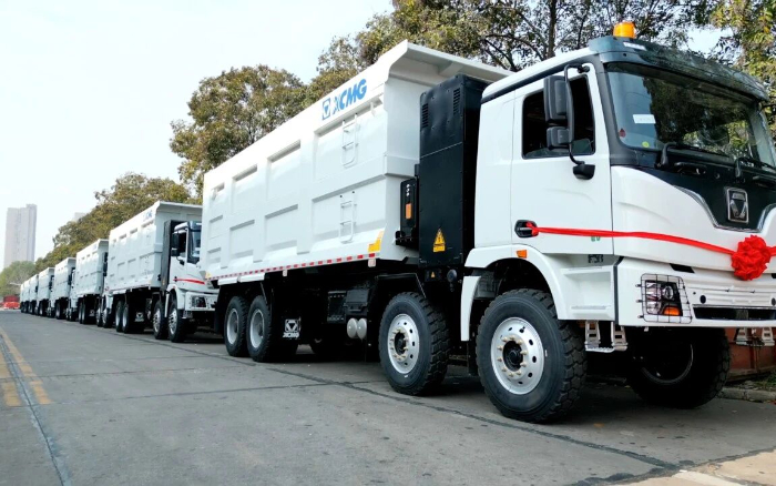 徐工純電動(dòng)自卸車(chē)列隊(duì)出海，助力當(dāng)?shù)孛禾窟\(yùn)輸綠色轉(zhuǎn)型