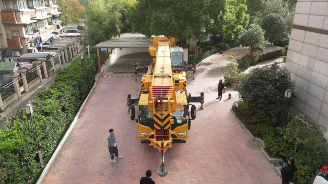 2.8米車寬殺出重圍！徐工G2代四橋130噸極限操作