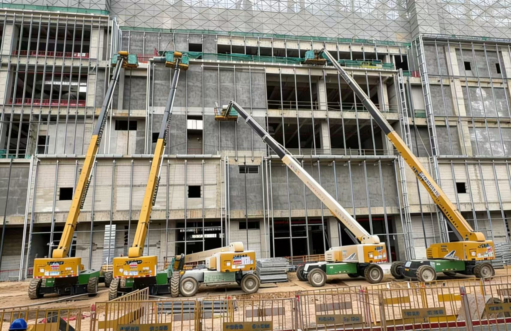 群臂擎地標(biāo)！徐工40米級(jí)高空作業(yè)平臺(tái)賦能東莞華潤置地中心萬象城外立面建設(shè)