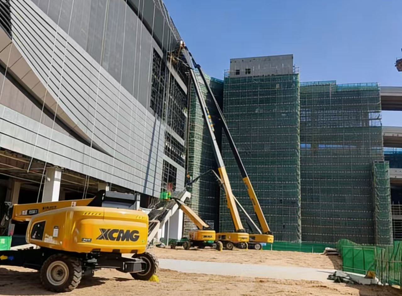 擎天巨臂筑“天空之城”！徐工高米數(shù)車隊(duì)助建亞洲最大“公鐵?！敝腔蹣屑~