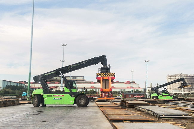 縱橫西北，馭“電”前行！徐工正面吊的綠色征途