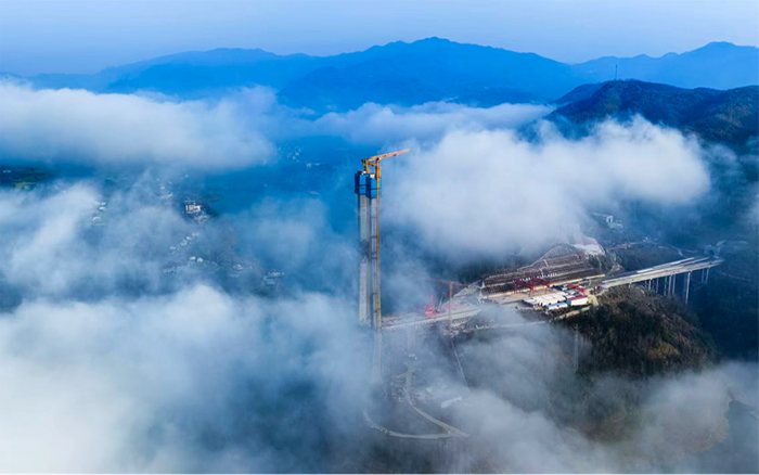 徐工雙塔助建新洲特大橋，擎起秦巴“天空之門”