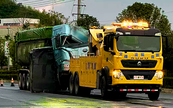 雨夜緊急保暢作業(yè) 徐工清障車(chē)全力守護(hù)道路暢通